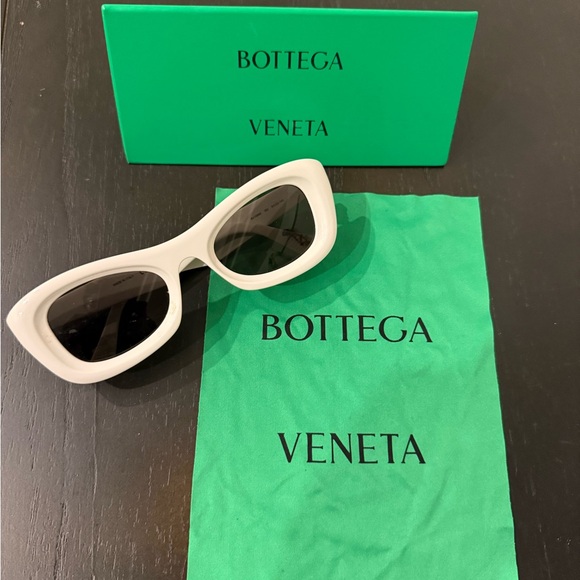 Beautiful AUTHENTIC Bottega Veneta Shades - Picture 5 of 8